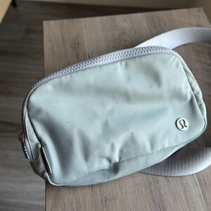 lululemon everywhere belt bag 1L Silver Drop